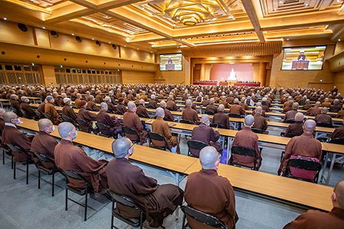 During a meeting of the monastic community, Abbot Jiandeng announces the next abbot: Master Jianying, the Vice Abbot of Research and Development.
