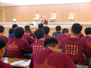 中台男众佛教学院院长以法语甘露,为同学解惑
