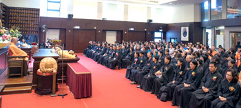 与会大众专注聆听住持和尚精辟的开示