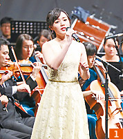 女高音杨令璇献唱三首触人心弦的乐曲。