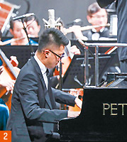 钢琴家黄新易的演奏气势磅礴、余音绕梁。