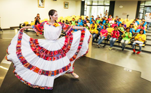 國二外語文化週「舞之饗宴」活動，讓學子們「舞」入東、西方的異國文化風情，打開國際視野。