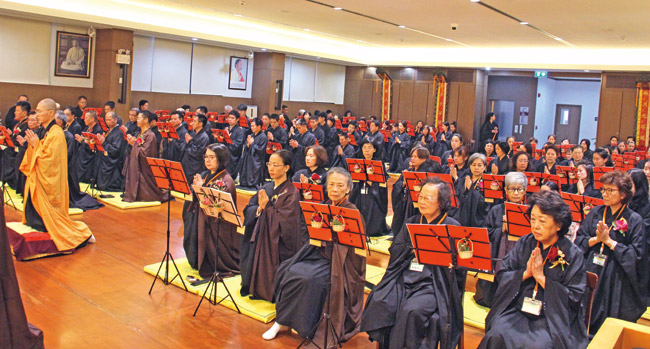 泰国泰佛寺药师宝忏法会暨禅修班联合结业颁证